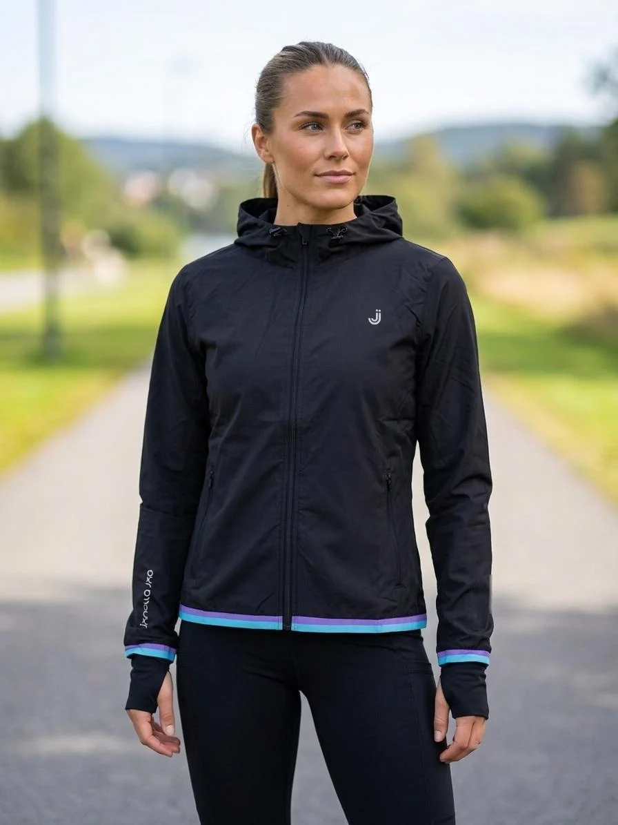 Aero Run Windbreaker - Black - front